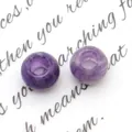 Vista macro di due perle di ametista viola lucido con foro grande per gioielli fai-da-te - Ametista / 10x10mm