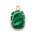 Ovale groene malachiet hanger met vergulde klauwzetting en stevig metalen oogje - Malachiet