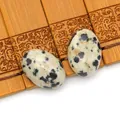 Macro-opname van ovale gevlekte agaat cabochons met gepolijste afwerking op mat - Dalmatijnse jaspis