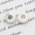 Twee witte howliet stenen donut kralen met marmeren textuur voor DIY sieraden maken - Howliet