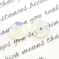 DIY melkwitte ronde stenen kralen met blauwe wolkenstructuur en glad middengat - Opaal