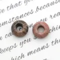Natuurstenen donut kralen in donkerroze en grijs gevlekt voor DIY sieraden maken - Rhodoniet