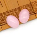 Twee ovale rozenkwarts cabochons voor DIY-sieraden op een natuurlijke bamboe achtergrond - Rozenkwarts