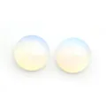 Cabochon rotondo in opale lucido con riflessi bianco latte e blu traslucidi - Opale