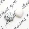 Cabochon in turchese bianco lucido a forma di cuore con texture marmorea per gioielli fai da te - Bracciale Howlite Bianca
