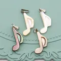 Détails de pendentifs notes de musique en nacre naturelle avec fermoirs en métal argenté - Style Note de Musique / 12x23mm / Aurore Multicolore
