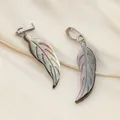 Détails macro de pendentifs en nacre noire sculptés en feuille sur un tissu en soie dorée - Forme de feuille / 7x25mm / Noir iridescent