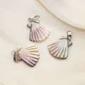 Détail de trois pendentifs en nacre naturelle avec fermoirs en argent sur soie blanche - Forme festonnée / 14x18mm / Arc-en-ciel