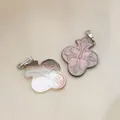 Vue détaillée de pendentifs en nacre naturelle sculptée en forme de fleur délicate - Fleur de Prunier / 18x24mm / Noir iridescent