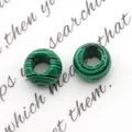 Due perle piatte in malachite con venature nere e foro grande per creazione gioielli fai da te - Malachite