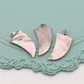 Détails macro de pendentifs en nacre naturelle en forme de croissant avec fermoirs argent - Croissant / 10x29mm / Noir iridescent