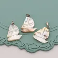 Trois pendentifs voiliers en nacre naturelle avec reflets irisés et fermoirs argentés - Style Voilier / 17x21mm / Arc-en-ciel