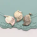 Détail de pendentifs en nacre naturelle en forme de feuille avec reflets irisés et bélières - Forme de conque / 14x24mm / Arc-en-ciel