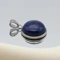Κοντινή λήψη στρογγυλού μενταγιόν Lapis Lazuli με γυαλισμένο ασημί μεταλλικό πλαίσιο - 17x21mm / Λάπις λάζουλι