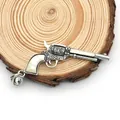 Vue détaillée du pendentif pistolet avec incrustation de nacre sur socle bois - Forme de Revolver / 32x64mm