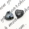 Due pietre di labradorite naturale a forma di cuore con riflessi blu per gioielli DIY - Pietra Flash