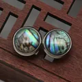 Λεπτομέρεια από στρογγυλά σκουλαρίκια με κοχύλι αμπαλόνε και ιριδίζουσες ανταύγειες - 10mm / Κέλυφος αμπαλόνε
