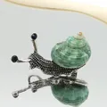 Vista macro detallada del broche de caracol creativo con concha verde y metal plateado - 24x49mm / Estilo Caracol Verde Plateado (B250606055)