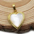 Dettaglio di un medaglione a cuore dorato con inserto in madreperla bianca su legno - 17x21mm / Madreperla Bianca