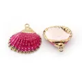 Dettaglio di pendenti a conchiglia rosa con bordi placcati in oro per creazione gioielli - Stile 4 (Sfumatura Rosa Rosso)