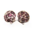 Dettaglio macro di pendenti a conchiglia con stampa leopardata e bordo dorato - Stile 35 (Leopardo Macchie Viola)