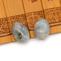 Paar ovale cabochon labradoriet edelstenen met natuurlijke texturen op bamboe mat - Geïmporteerde Labradoriet