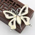 Detailaufnahme der Schmetterlingsbrosche mit Vintage-Silber-Finish und Perlmutt-Inlay - Schmetterlingsform Perlmutt