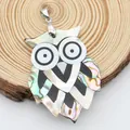 Détail du pendentif hibou fait main avec incrustations de nacre et fermoir argenté - Style Chouette