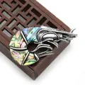 Makroaufnahme der Vintage Silberne Garnele Brosche mit bunt schillernder Perlmutt-Einlage - Garnelenform Abalone-Muschel