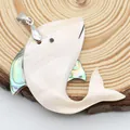 Détail d'un pendentif poisson en nacre blanche et coquille d'abalone sur bois naturel - Style Dauphin