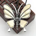 Makroaufnahme Schmetterling Anhänger mit Muscheleinlage und Vintage Silber Textur - Schmetterlingsform Vintage Anhänger