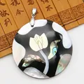 Vue détaillée d'un grand pendentif rond en coquillage avec pétales de nacre et ormeau - Style Fleur Ronde / 4.9cmx5.7cm