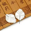 Détail de perles de nacre blanche sculptées en forme de feuille pour bijoux sur bambou - Nacre Blanche Forme Feuille (14x19mm)