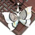 Détail macro du pendentif papillon fait main en nacre naturelle et nacre d'abalone - Modèle Papillon