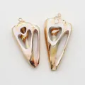 Vue détaillée de pendentifs en conque naturelle avec bordure dorée pour bijoux faits main - Pointe de Conque en Spirale