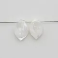 Vue macro de perles en nacre blanche en forme de pétale de fleur pour bijoux DIY - Forme de Pétale (9x13mm)
