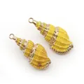 Détail de deux pendentifs coquillages jaunes à bords dorés pour la création de bijoux - Conque Bambou Teinte