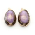 Vue détaillée de pendentifs en coquillage violet naturel avec anneaux dorés pour DIY - Cauri Violet