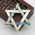 Nahaufnahme der irisierenden Abalone-Muschel am Hexagramm-Stern-Brosche mit metallischem Glanz - Irisierendes Dunkles Hexagramm (Nr.4)