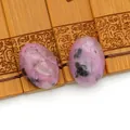 Paar ovale roze rhodoniet stenen met zwarte vlekken voor doe-het-zelf sieraden - Rhodoniet