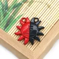 Détail macro de pendentifs couple soleil avec gravure 'You are my Sunshine' - Soleil You are my Sunshine (023) / 100 Paires/Paquet (26mm) / Rouge & Noir
