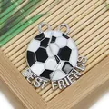 Vue macro du pendentif football en forme de cœur pour meilleurs amis sur bambou - Football Best Friends (014) / 100 Paires/Paquet (23x26mm) / Noir et Blanc