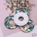 Détail de pendentifs ronds évidés en nacre naturelle et mosaïque de nacre d'ormeau - Anneau Rond