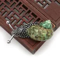 Broche y colgante de caracol en plata antigua con concha verde sobre madera retro - 24x61mm / Estilo Caracol Verde Plateado (B250606055)