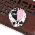 Vue détaillée des pendentifs magnétiques en forme de cœur pour couples avec texte I Love You - Cœur Tenu en Main I love you (015) / 100 Paires/Paquet (25x27mm) / Cœur Argent Noir Rose