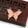 Détail d'un connecteur papillon en émail rose plaqué or pour la création de colliers DIY - Lien Papillon (011) / 100 Paires/Paquet (23x30mm) / Rose