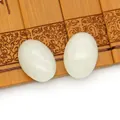 Twee ovale witte agaat cabochons voor DIY-sieraden maken op bamboe achtergrond - Ivoor Jade