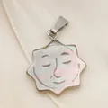 Pendentif visage de soleil gravé en nacre naturelle avec reflets irisés roses - Visage du soleil / 18x20mm / Noir iridescent