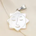 Pendentif octogonal en nacre naturelle sculptée en forme de soleil avec fermoir argenté - Visage du soleil / 18x20mm / Blanc AB