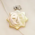 Pendentif soleil souriant en nacre naturelle sculptée avec bélière en argent - Visage du soleil / 18x20mm / Jaune fantôme